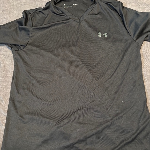 Mens M Black V-Neck Exercise Shirt Under Armour - Picture 1 of 3